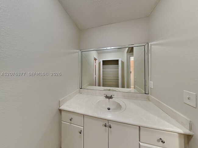 Foto del edificio - 3746 NW 201st Terrace