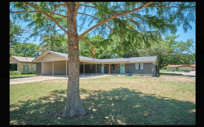 Front yard - 4400 Shallowbrook Trl