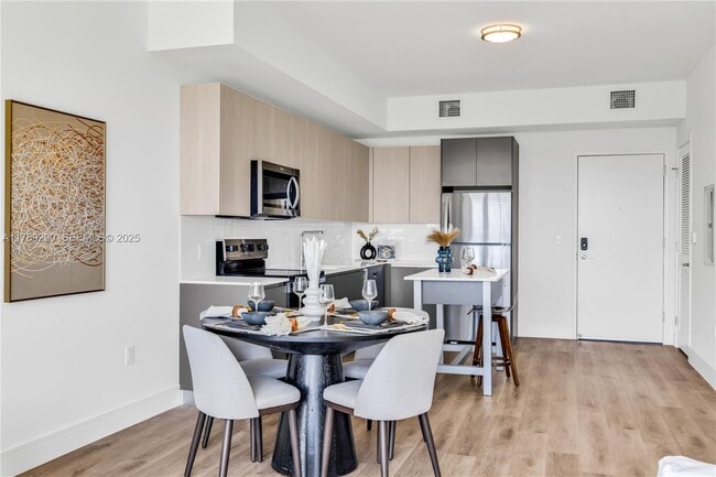 Building Photo - 3801 N Dixie Hwy