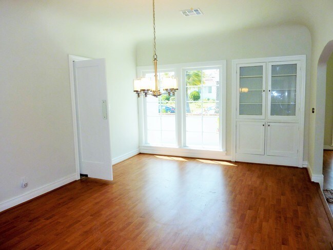 Building Photo - 204 S Palm Dr