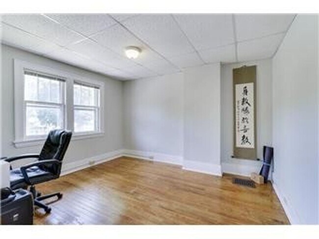 Building Photo - Close to Campus Remodeled 6 bedroom In Com...