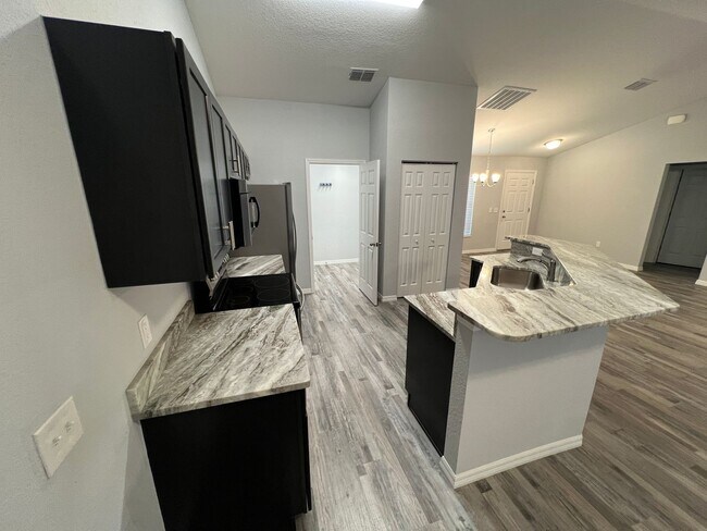 Building Photo - BEAUTIFUL  3 BD/2BA Home in Beautiful Ocala!