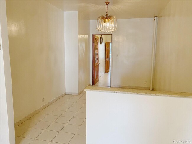Foto del edificio - 74-51 64th Pl