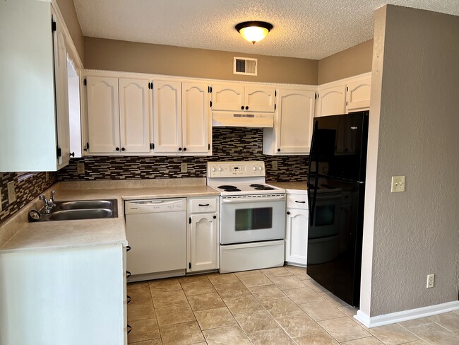 Kitchen - 2342 S Crysler Ave