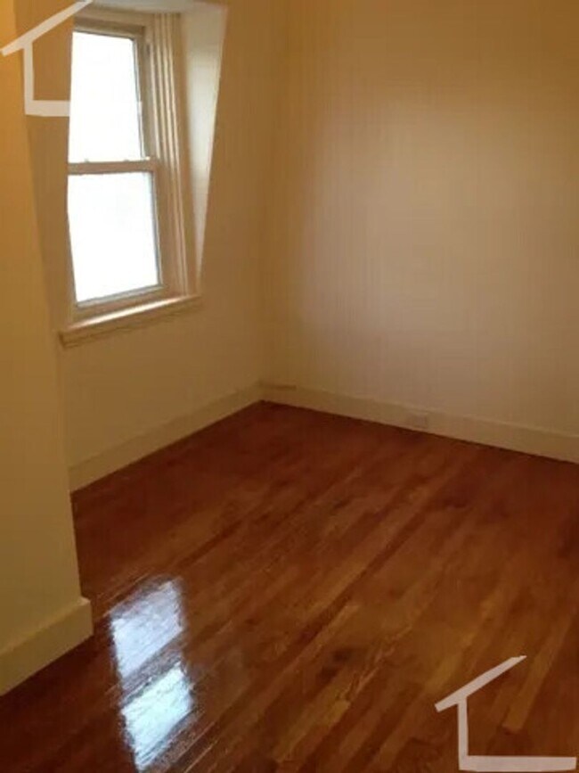 Foto del edificio - Nicely renovated 2 bed spread out over 2 f...