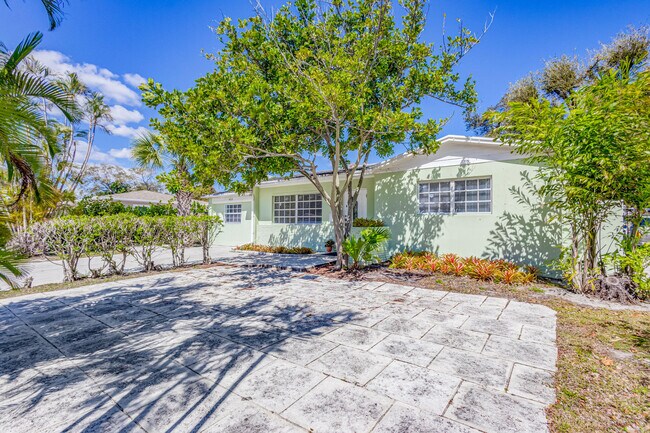 Building Photo - 423 Date Palm Dr