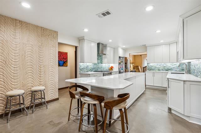 Foto del edificio - 2407 N Carroll Ave