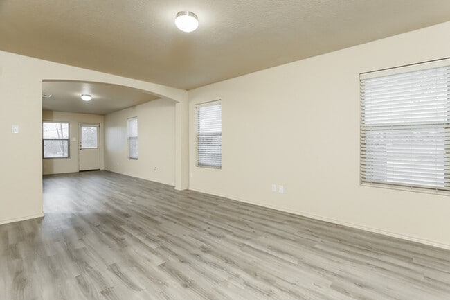 Building Photo - 2811 Majestic Dr
