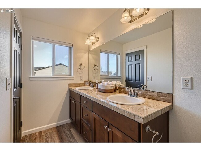 Foto del edificio - Modern Comfort in a Quiet, Beautiful Neighborhood – 3 Bed, 2.5 Bath Home