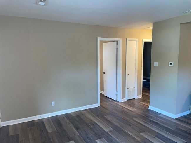 Building Photo - Newly Renovated 2 Bedroom Home in Washingt...