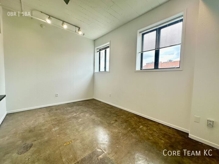 Foto principal - 320 W 7th St