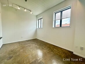 Building Photo - 320 W 7th St