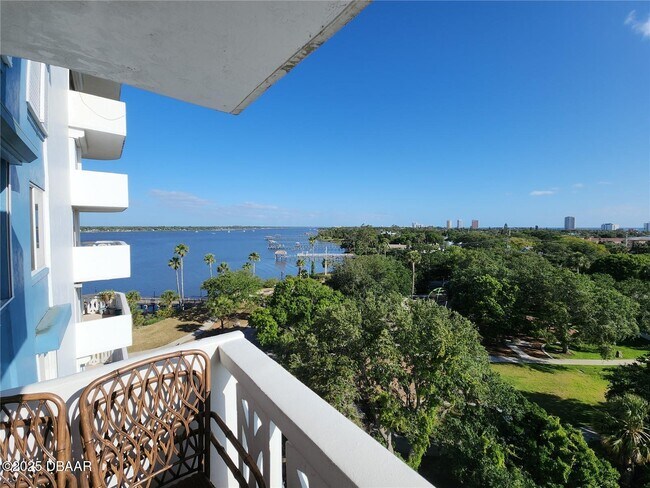 Foto del edificio - 935 N Halifax Ave