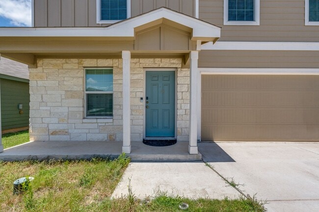 Building Photo - Beautiful 4- Bedroom Two Story w/Open Floo...
