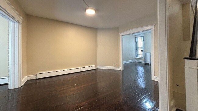 Foto del edificio - Spacious 3-Bedroom Philly Living: Hardwood Floors & Natural Light