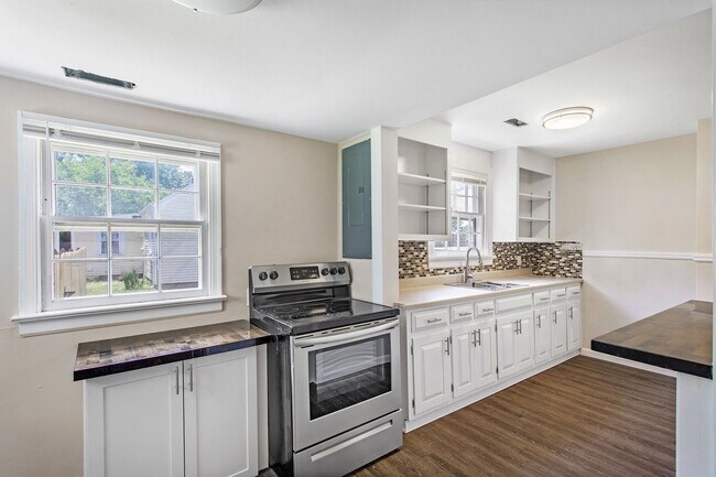 Building Photo - ADORABLE RENOVATED BUNGALOW IN SANDSTON