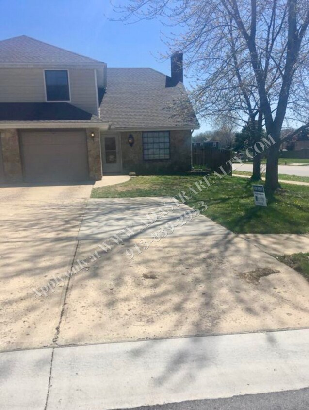 Primary Photo - Beautiful 3 Bedroom Duplex in Olathe-Avail...