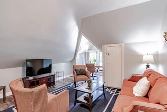 Building Photo - 57 N Ann St