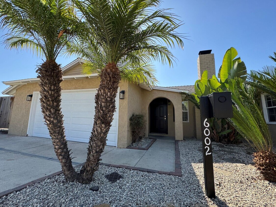 Primary Photo - Central Ventura Home with Large Yard!