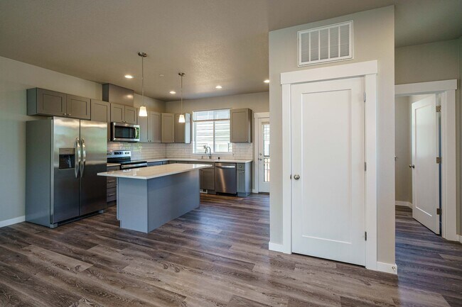 Foto del edificio - Move In Ready 3 Bedroom 2.5 Bathroom - Convenient Camas Location