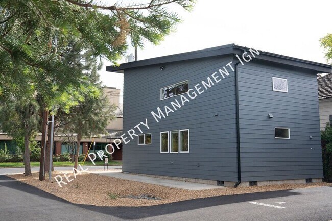 Foto del edificio - 138 NW Hawthorne Ave