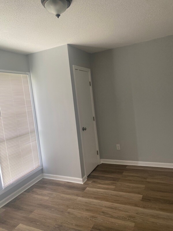Foto del edificio - 4498 Wooddale Ave