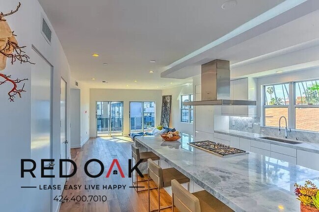 Building Photo - Absolutely STUNNING Three Story Three Bedr...