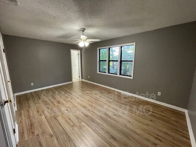 Foto del edificio - 2561 N Farm Rd 97