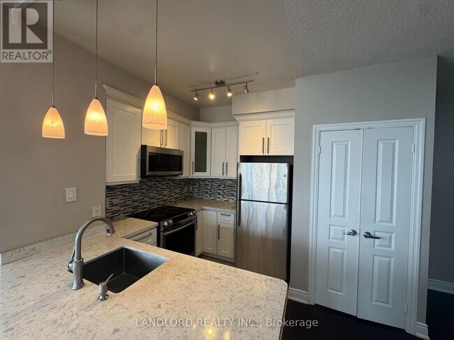 Photo du bâtiment - 220 Burnhamthorpe Rd W