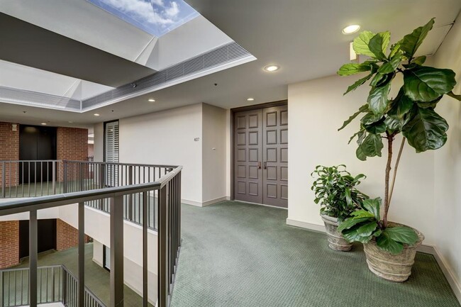 Building Photo - 9333 Memorial Dr