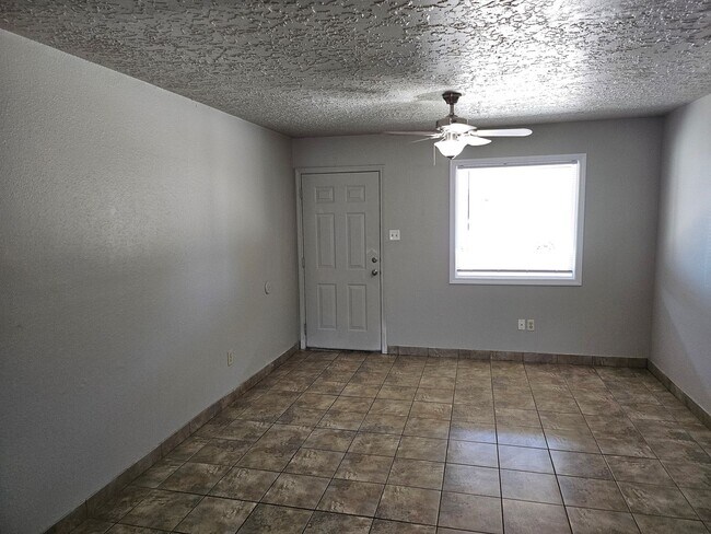 Building Photo - 1549 Arizona Dr