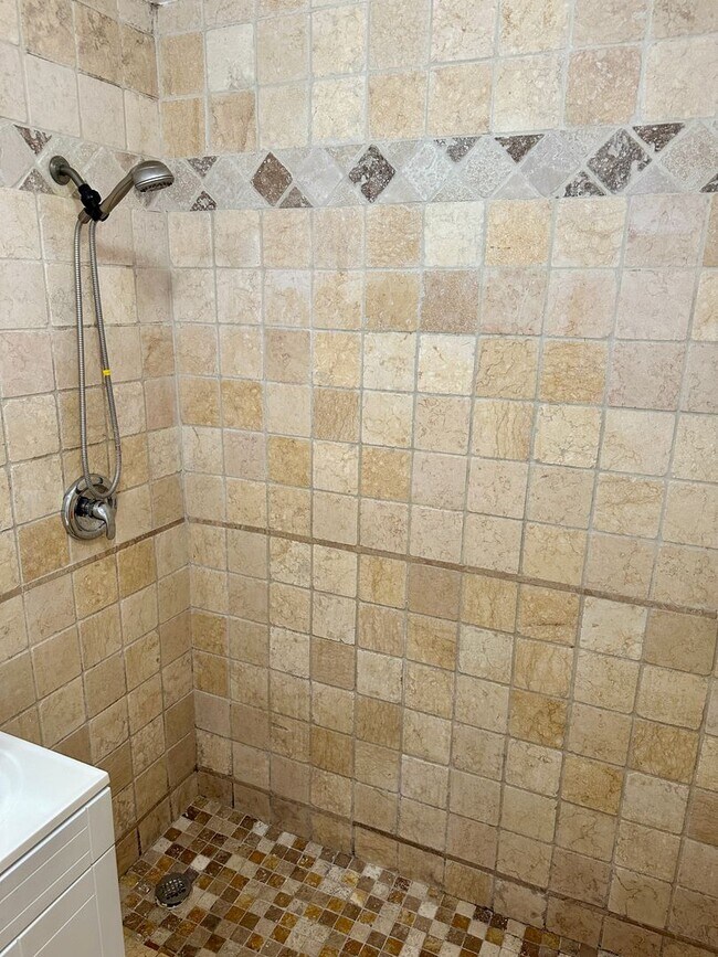 Building Photo - 2BD/1BA Close to DTLA, Cal State LA, USC K...