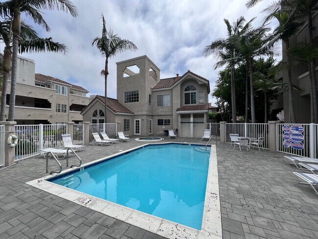Foto del edificio - 4571 Warner Ave