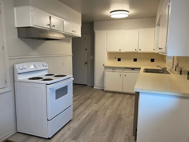 Building Photo - 3 Bedroom Home in North Spokane