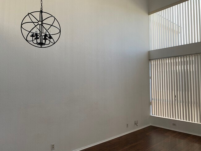 Apt. 203 - 1230 N Cherokee Ave