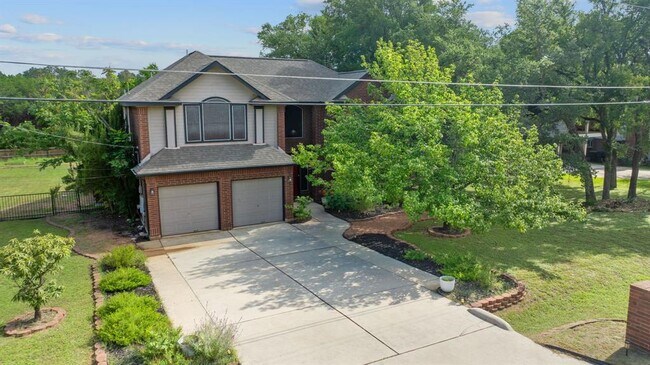 Building Photo - 222 Primrose Dr