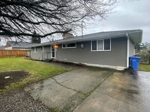 Building Photo - 711 NE 7th Ave