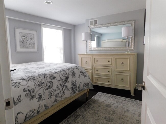 Building Photo - 215 Bolton St