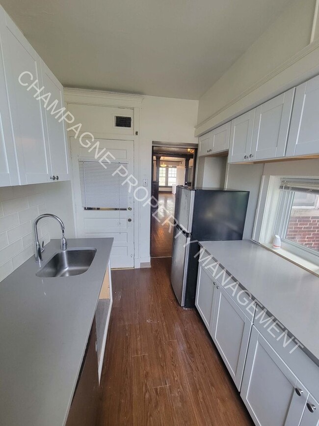 Building Photo - Newly Renovated 2 Bed 1 Bathroom Apartment
