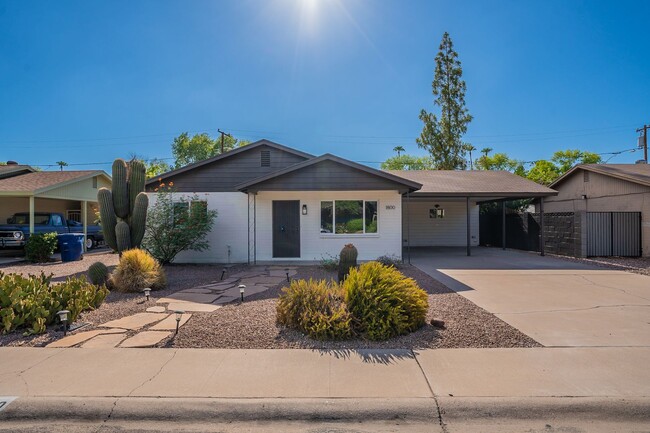 Building Photo - Great home in Tempe with a pool!