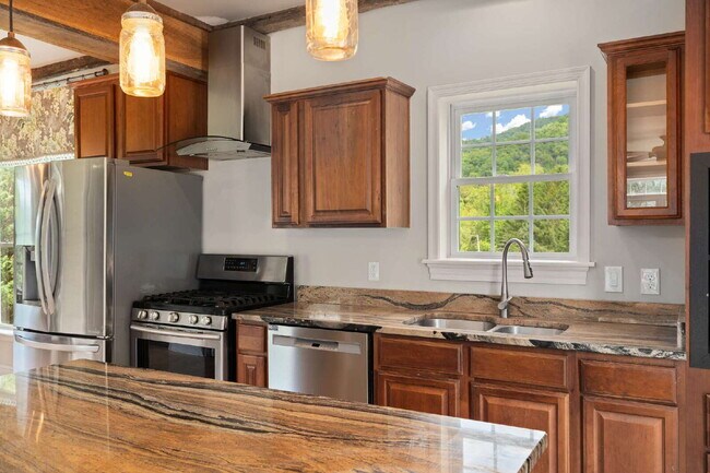 Building Photo - Charming 2 Bed / 3 Bath Home for Rent in Clyde, NC!