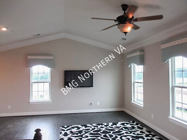 Foto del edificio - 24688 Hutchinson Farm Dr