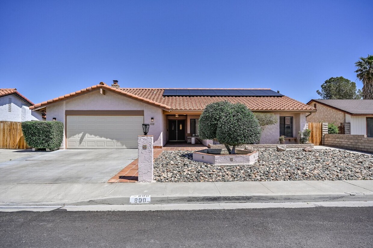 Foto principal - 4 bedroom /2 bath in NW neighborhood.