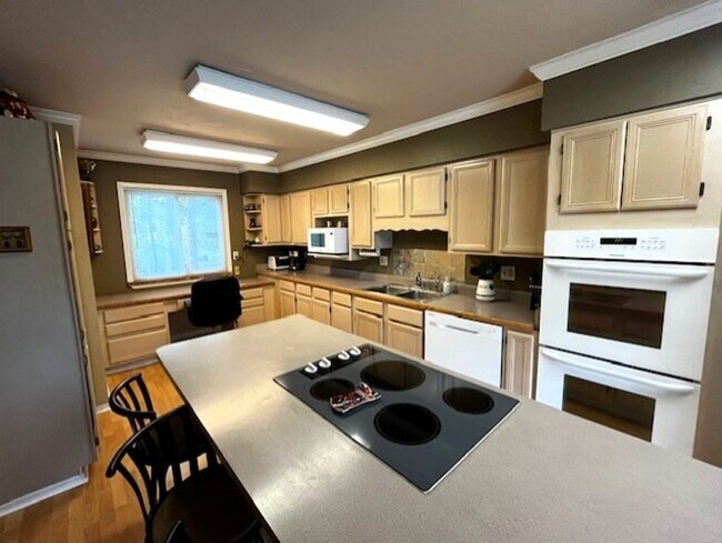 Building Photo - 1334 Straight Creek Dr