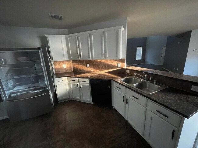 Foto del edificio - Room in House on Overlook Dr