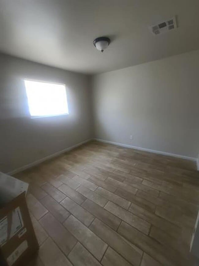 Building Photo - 1 Bed Duplex