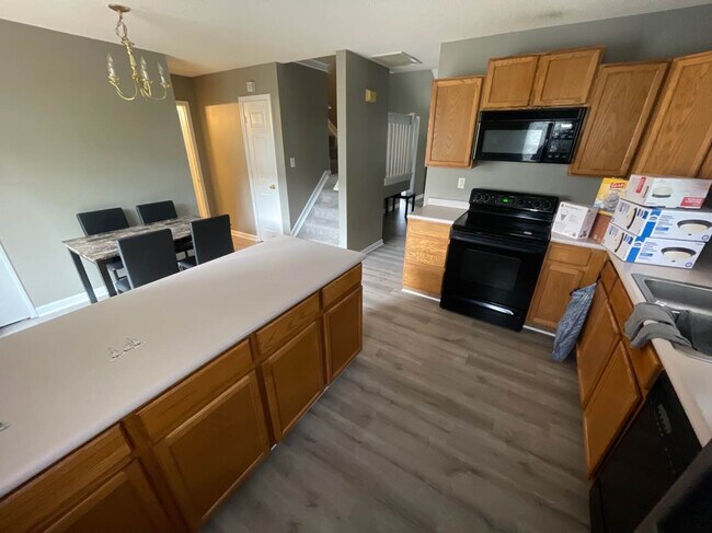 Foto del edificio - Room in Townhome on Petrea Ln