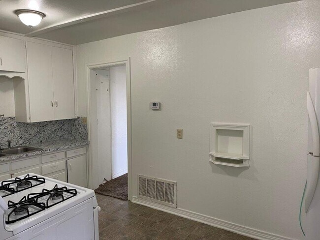 Foto del edificio - Cute 1 bed , 1 bath with washer dryer hook...