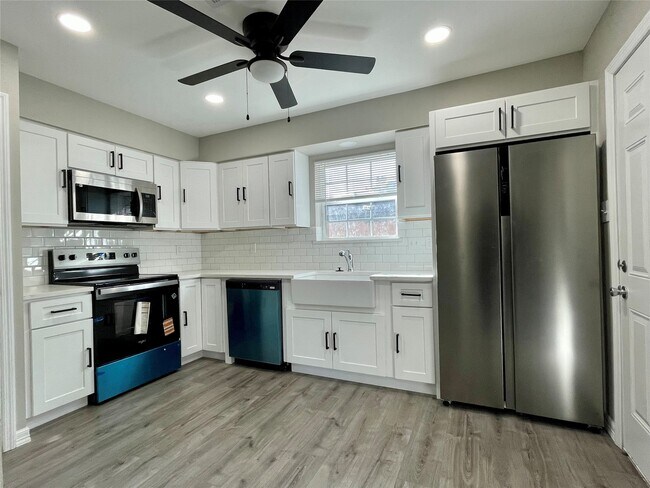 Building Photo - 4600 39th St E