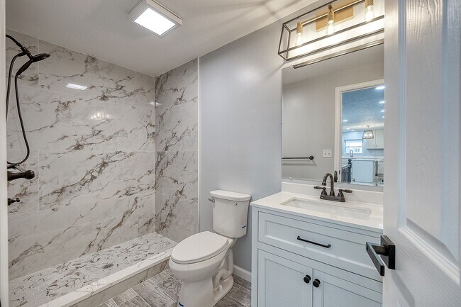 Foto del edificio - Grand Ave Duplex